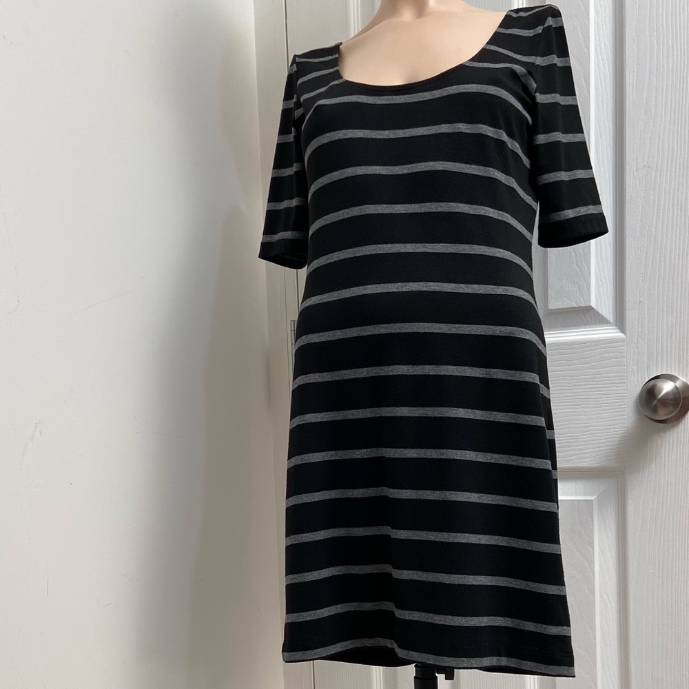Donna women  black and grey striped short sleeves long top. Size XS. Used.